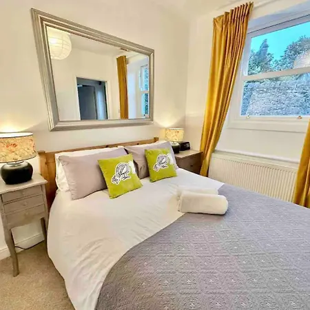 Lovely Two Bed In North Casa de Férias