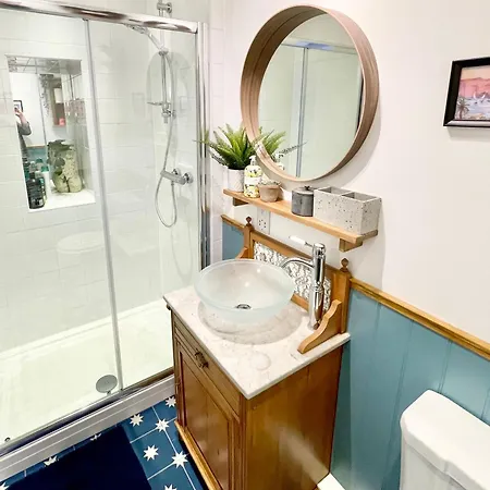 Lovely Two Bed In North